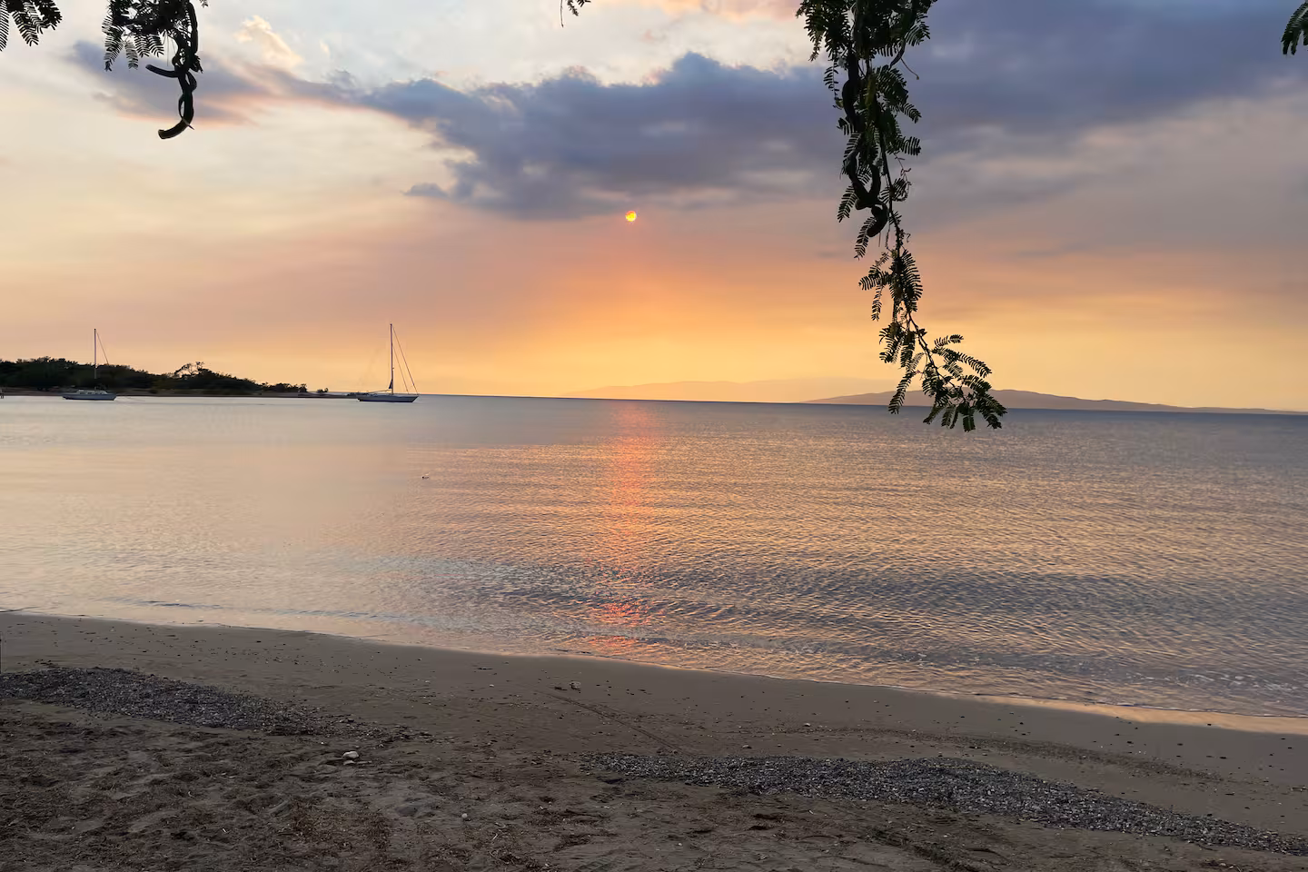 Atardecer sobre aguas costeras tranquilas