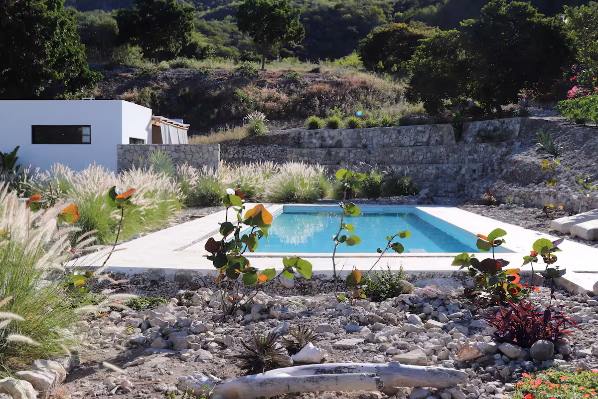 Jardín y piscina en Verania House